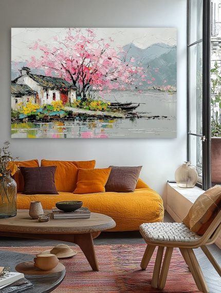Rožinis pavasaris prie ežero paveikslas jaukioje bohemiško stiliaus svetainėje su geltona sofa ir rudens akcentais